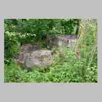 094-1045 Schirrau im Juni 2003. Das Fundament des Kriegerdenkmales neben der Kirche.JPG